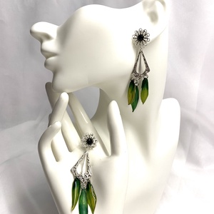 cercei cu flori naturale - Crizanteme 00862 - bijuterii - cercei din rășină - Artynos.ro