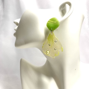 cercei cu flori naturale Bujori 00083 - bijuterii - cercei din rășină - Artynos.ro