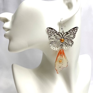 cercei cu flori naturale Bujori 00113 - bijuterii - cercei din rășină - Artynos.ro