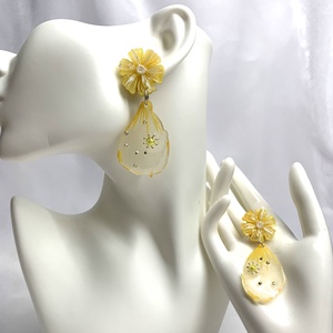 cercei cu flori naturale Bujori 00117 - bijuterii - cercei din rășină - Artynos.ro