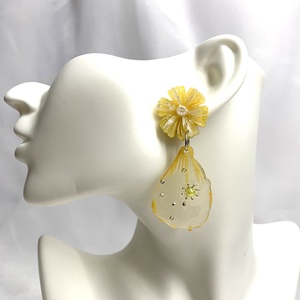 cercei cu flori naturale Bujori 00117 - bijuterii - cercei din rășină - Artynos.ro