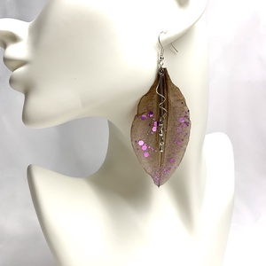 cercei cu flori naturale Clematita 00125 - bijuterii - cercei - cercei din rășină - Artynos.ro