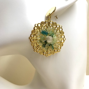 Cercei cu flori naturale Hortensie 00390 - bijuterii - cercei - cercei din rășină - Artynos.ro