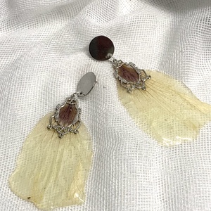 cercei cu flori naturale Trandafiri 01024 - bijuterii - cercei din rășină - Artynos.ro