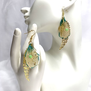 cercei cu flori naturale Bujori 01178 - bijuterii - cercei - cercei din rășină - Artynos.ro