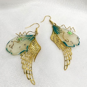 cercei cu flori naturale Bujori 01178 - bijuterii - cercei - cercei din rășină - Artynos.ro