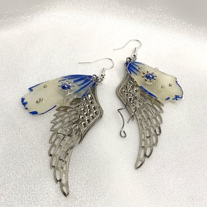 cercei cu flori naturale Bujori 01179 - bijuterii - cercei - cercei din rășină - Artynos.ro