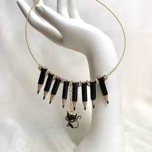 Set bijuterii creioane colorate si pisica neagra00506 - bijuterii - coliere - coliere cu pandative - Artynos.ro