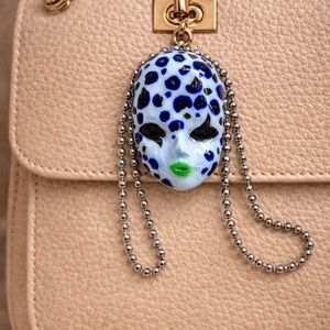 Broșă modelata și pictata manual din lut , colectia Mystery Faces Collection 01316 - bijuterii - broșe - Artynos.ro