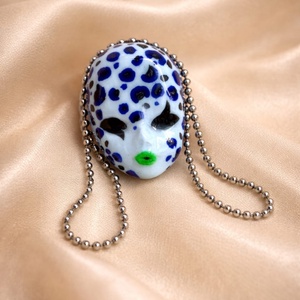 Broșă modelata și pictata manual din lut , colectia Mystery Faces Collection 01316 - bijuterii - broșe - Artynos.ro