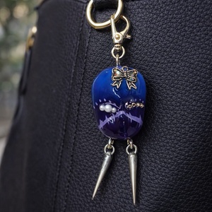 Broșă modelata și pictata manual din lut , colectia Mystery Faces Collection 01318 - bijuterii - broșe - Artynos.ro