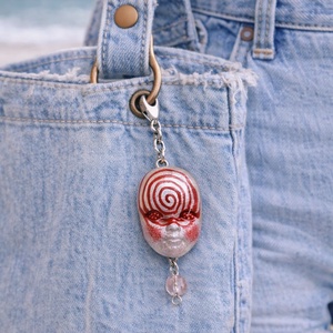 Broșă modelata și pictata manual din lut , colectia Mystery Faces Collection 01307 - bijuterii - broșe - Artynos.ro