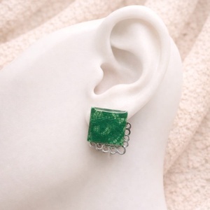 cercei din dantela brodata si rasina 01377 - bijuterii - cercei - cercei din rășină - Artynos.ro