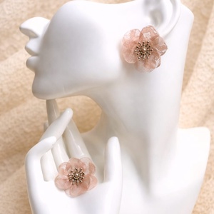 cercei din dantela brodata si rasina 01379 - bijuterii - cercei - cercei din rășină - Artynos.ro