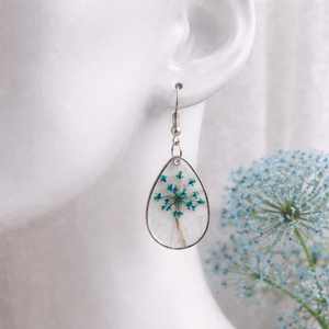  Cercei cu șuvițe de păr 01834 - bijuterii - cercei - cercei din rășină - Artynos.ro