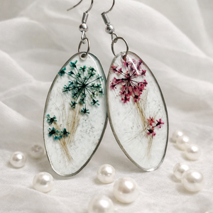 Cercei cu șuvițe de păr 01833 - bijuterii - cercei - cercei din rășină - Artynos.ro