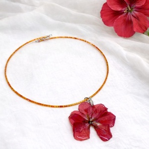 Colier-pandantiv cu Mușcată   01110 - bijuterii - coliere - coliere din mărgele - Artynos.ro