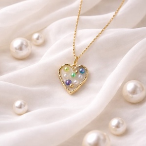 Colier -pandantiv cu pelute artificiale 01177 - bijuterii - coliere - coliere cu pandative - Artynos.ro