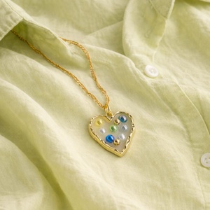 Colier -pandantiv cu pelute artificiale 01177 - bijuterii - coliere - coliere cu pandative - Artynos.ro