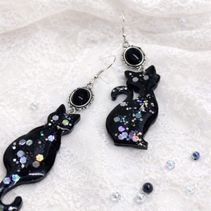 cercei asimetrici -pisici 01864  - bijuterii - cercei - cercei din rășină - Artynos.ro