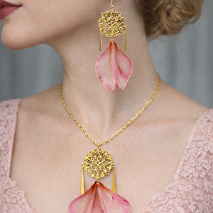 Cercei handmade din lalele naturale 01849, Bijuterii, Seturi de bijuterii, Confectionarea bijuteriilor, ARTYNOS