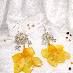 cercei cu flori naturale Frezii 00402 - bijuterii - cercei - cercei din rășină - Artynos.ro