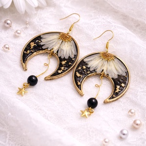 cercei cu margarete 01875 - bijuterii - cercei - cercei din rășină - Artynos.ro