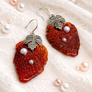 Cercei cu felii autentice de căpșuni 01891 - bijuterii - cercei - cercei din rășină - Artynos.ro