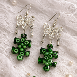 Cercei din rășină lucrați manual � model puzzle verde 01348 - bijuterii - cercei - cercei din rășină - Artynos.ro