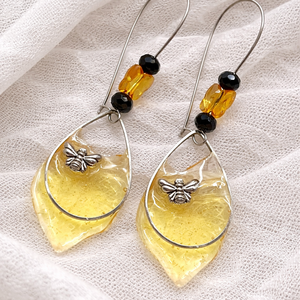 Cercei ,, Picături de Miere,,  cu  albinuta si rasina colectia - Nectar - 01909 - bijuterii - cercei - cercei din rășină - Artynos.ro