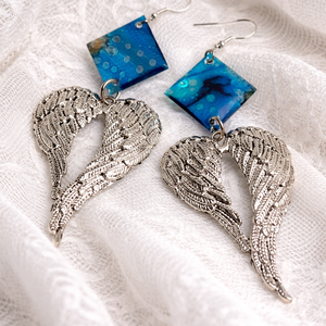  Cercei lucrati manual cu rășină pictată și aripi de înger, cadou pentru femei  cadou pentru iubită, soție ,mama, priete - bijuterii - cercei - cercei din rășină - Artynos.ro
