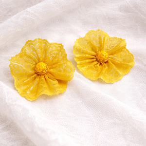 Cercei lucrati manual cu floare galbenă din dantelă și rășină -cadou pentru iubia,mama,fiica,logodnica,prietena 01917 - bijuterii - cercei - cercei brodați - Artynos.ro