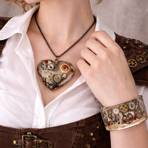 Set bijuterii steampunk handmade � pandantiv inima -bratara din rasina crystal clear cu mecanisme 01924 - Artynos.ro