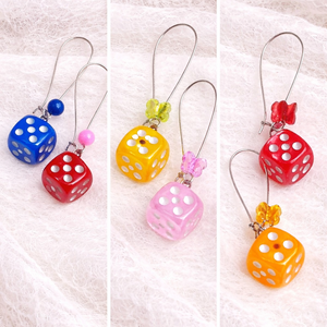 Cercei cu zaruri colorate, cadou pentru iubia,mama,fiica,logodnica,prietena 01926 - bijuterii - cercei - cercei din rășină - Artynos.ro