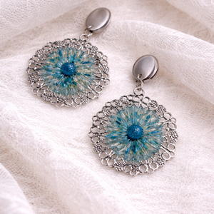 cercei cu flori naturale si rasina, cadou pentru iubia,mama,fiica,logodnica,prietena 01929 - bijuterii - cercei - cercei din rășină - Artynos.ro