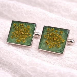 Clemă de cravată și butoni cu flori naturale în rășină -Set cadou accesorii bărbați 01938 - bijuterii - butoni de manșetă - Artynos.ro