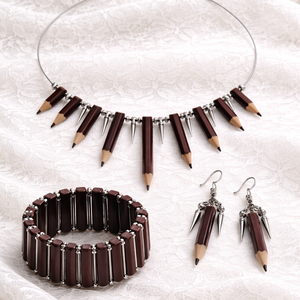 Set bijuterii cu creioane colorate maro cu accesorii argintii 01837 - Artynos.ro