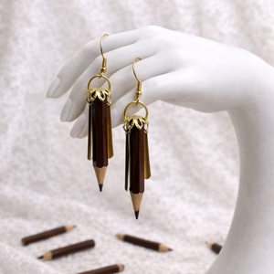 Set bijuterii cu creioane colorate maro cu accesorii aurii 01957 - bijuterii - seturi de bijuterii - Artynos.ro