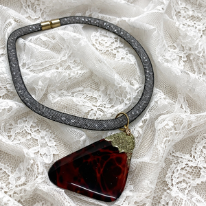 Colier tubular cu pandantiv pictat in rasina 01961 - Artynos.ro