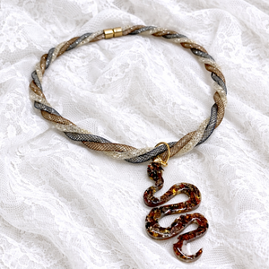 Colier tubular cu pandantiv sarpe din rasina si flori naturale 01967 - Artynos.ro