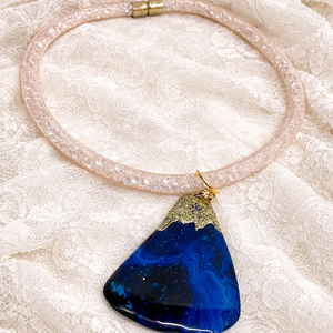 Colier tubular cu pandantiv din rasina 01972 - Artynos.ro