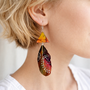 Cercei handmade cu pene naturale pictate manual 01982 - bijuterii - cercei - cercei lungi - Artynos.ro