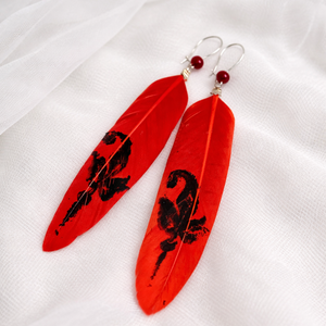 Cercei handmade cu pene naturale pictate manual 01983 - Artynos.ro