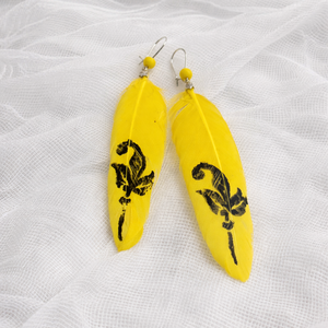 Cercei handmade cu pene naturale pictate manual 01983 - bijuterii - cercei - cercei lungi - Artynos.ro