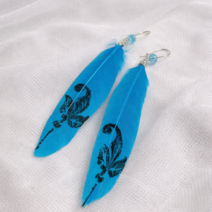 Cercei handmade cu pene naturale pictate manual 01983 - bijuterii - cercei - cercei lungi - Artynos.ro