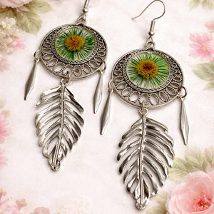 Cercei cu flori naturale de camp si rasina 01996 - Artynos.ro