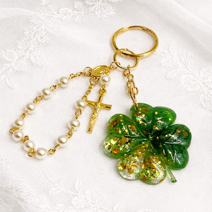 Breloc cu rozariu si trifoi cu patru foi din rasina 01999 - Artynos.ro