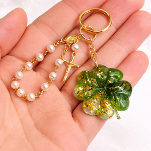 Breloc cu rozariu si trifoi cu patru foi din rasina 01999 - genți și portofele - accesorii genți - breloc - Artynos.ro