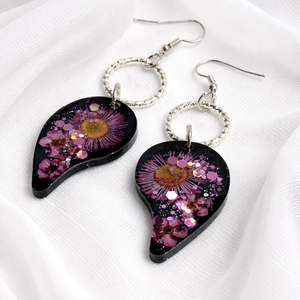 Cercei cu flori de camp 02002, Bijuterii, Cercei, Cercei din rasina, Confectionarea bijuteriilor, Cercei din rasina epoxidica cu flori de camp naturale -Erigeron si Spirea. Tortite de otel inoxidab..., ARTYNOS