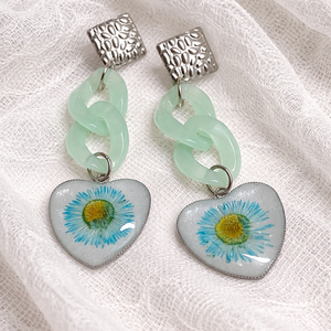 Cercei cu flori naturale de camp 02014, Bijuterii, Cercei, Cercei din rasina, Confectionarea bijuteriilor, Cercei handmade unicat din rasina epoxidica cu flori naturale de camp -Erigeron.Un contrast intre d..., ARTYNOS